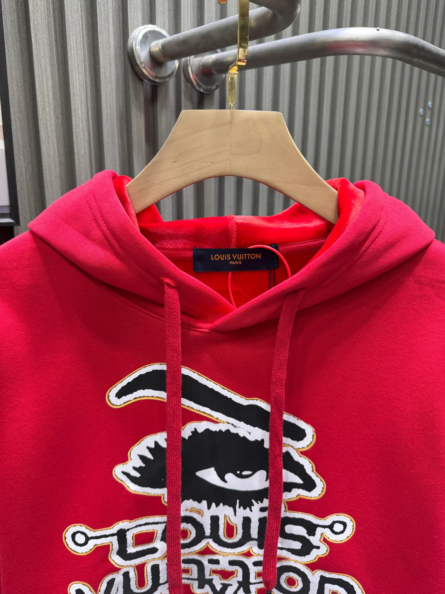 🅿️280 Louis Vuitton LOUIS VUITTON New Year's wool embroidered eye-catching autumn and winter hooded sweatshirt 400 grams of pure cotton ➕ silver fox velvet purchased and developed at 11600. The fabric is made of 32s double-ply cotton sweatshirt fabric. After the gray fabric is dyed and shaped, the base fabric is made of fleece and shearing. Matching 26s double yarn horizontal plate machine to weave ribs. Print AB color according to the Y version color. Custom-dye the rib color of bulk fabrics. The front hand-cranked embroidery patch is embroidered with a chapter. The chapter is embroidered with a Tajima towel machine imported from Japan. The yarn is dyed according to the pattern. The bottom layer is made of two-line non-woven fabric three-dimensional towel embroidery + flat embroidery. Laser positioning burnt cutting non-woven fabric hollow effect. Later, manual finishing of the corner edges is added to trim the edge stop to a minimum. The width is exactly the same as the pattern. The overall line is straight and delicate. The fabric is comfortable and soft. The color is consistent and has no color difference. It can be matched with the same style to create a fashionable look and handle various occasions. Customized accessories, complete with three standards, same style for men and women